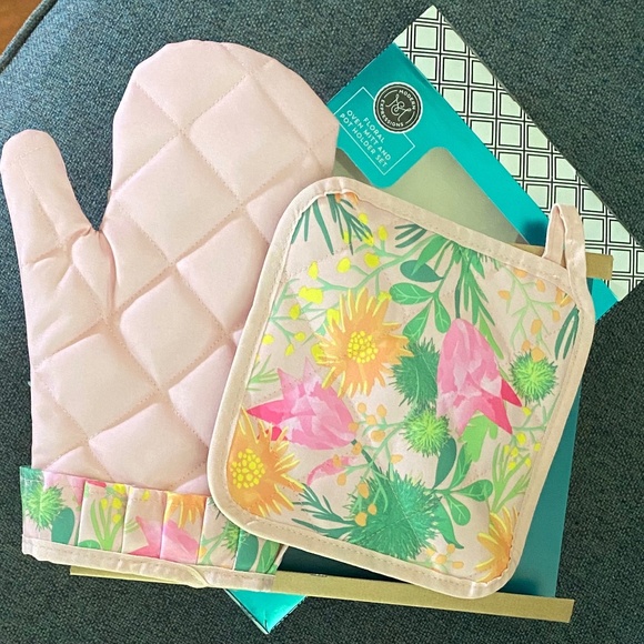 New in Box Modern Expressions Pretty Floral 2 piece Mitt & Pot Holder Set Gift - Picture 1 of 7